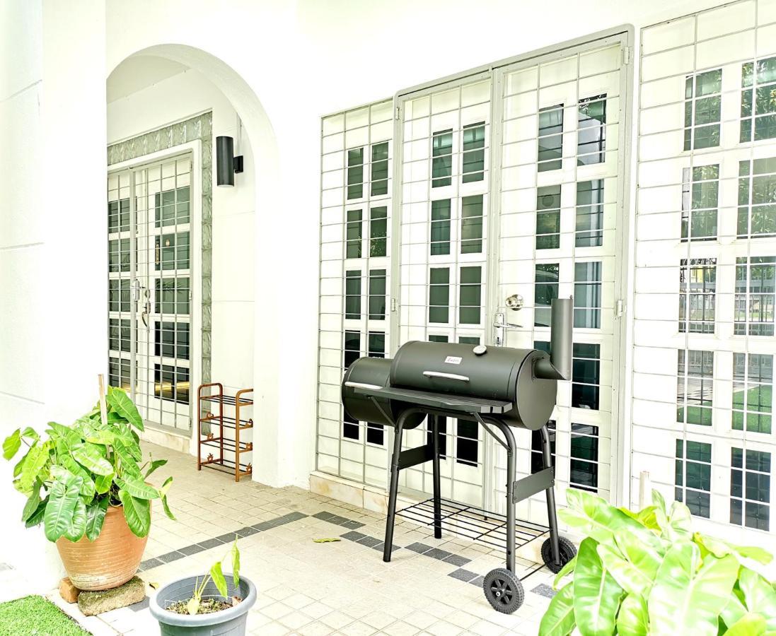 527 Beachhouse L 5 Bedroom With Swimming Pool - 3Min Walk To The Beach Танджунг-Бунгах Екстер'єр фото